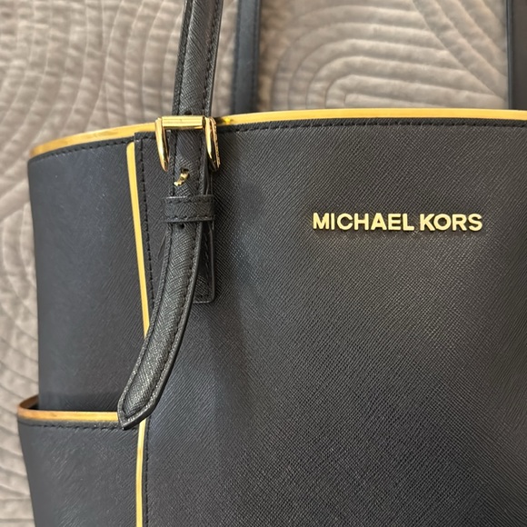 🎉 HP 🎉 Michael Kors Black Tote/Gold Trim - Picture 2 of 10